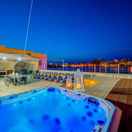فيلة Waterfront With Pool And Jacuzzi فاليتا