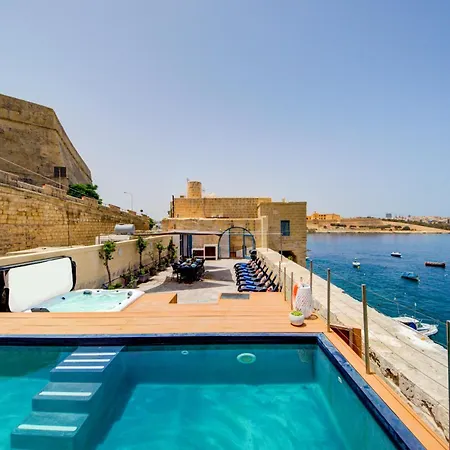 Waterfront With Pool And Jacuzzi فيلة