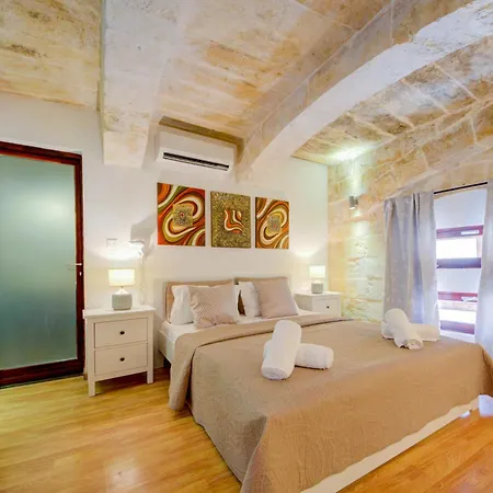 فيلة Waterfront With Pool And Jacuzzi فاليتا