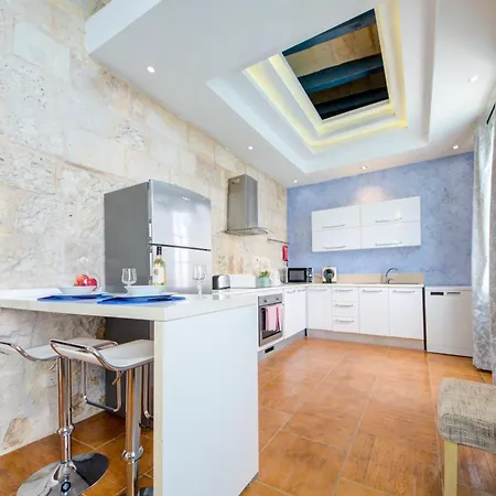 Villa Waterfront With Pool And Jacuzzi *