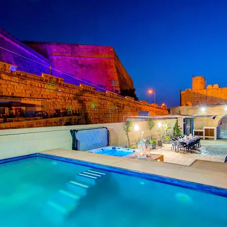 Waterfront With Pool And Jacuzzi