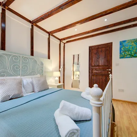 Waterfront With Pool And Jacuzzi