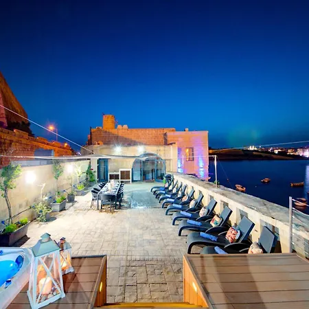فيلة Waterfront With Pool And Jacuzzi فاليتا