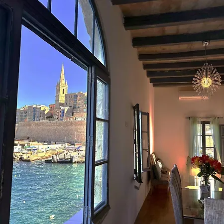 Waterfront With Pool And Jacuzzi فاليتا