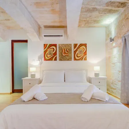 Waterfront With Pool And Jacuzzi Villa Valletta