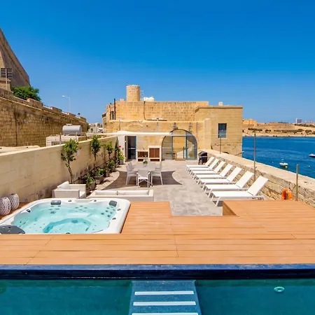 Waterfront With Pool And Jacuzzi *