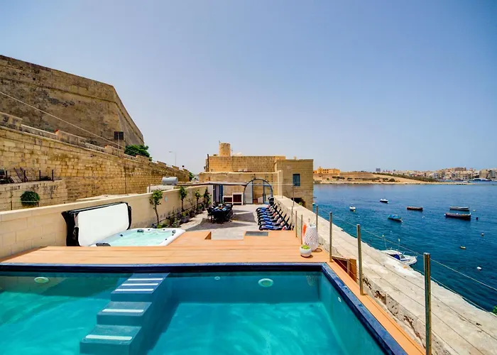 Waterfront With Pool And Jacuzzi Villa