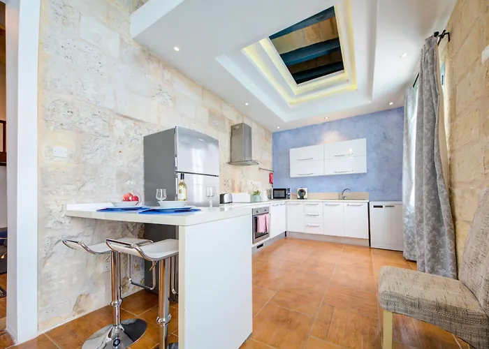 Villa Waterfront With Pool And Jacuzzi *