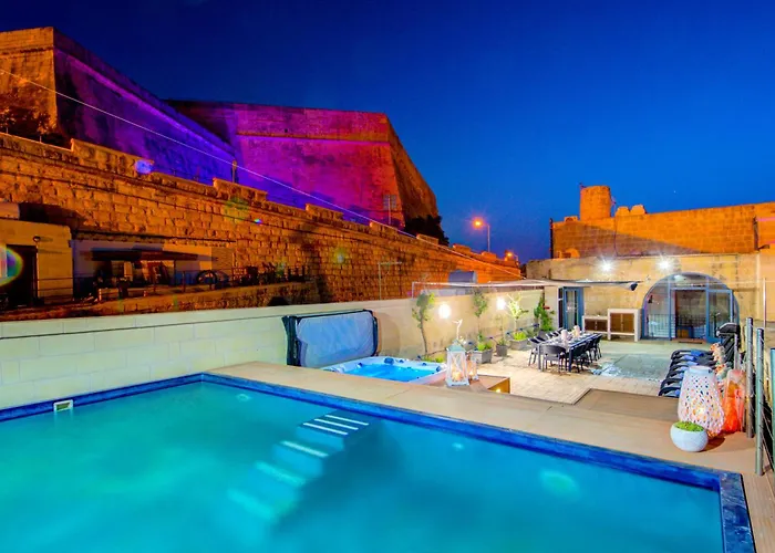 Waterfront With Pool And Jacuzzi