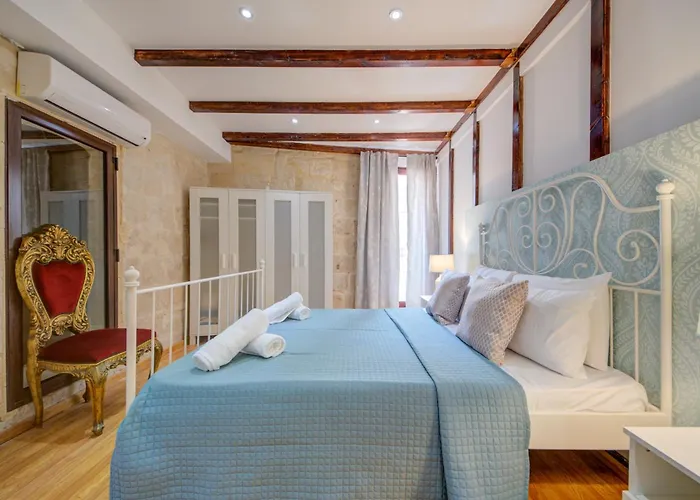 Villa Waterfront With Pool And Jacuzzi *