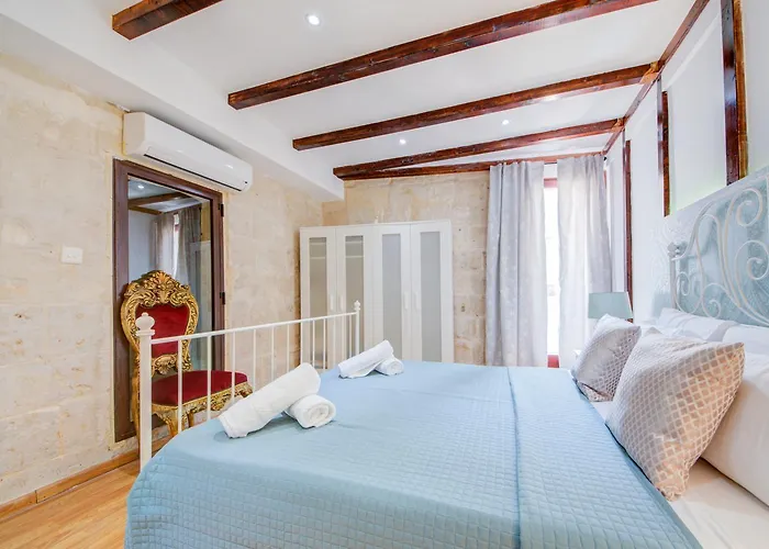 Villa Waterfront With Pool And Jacuzzi