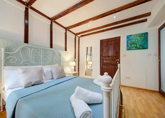 Waterfront With Pool And Jacuzzi