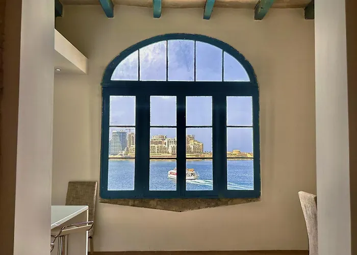 Villa Waterfront With Pool And Jacuzzi *